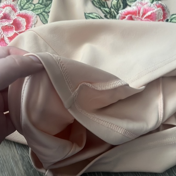 NWT. Entry brand dress blush-pink with floral patch details, size M - Picture 7 of 7